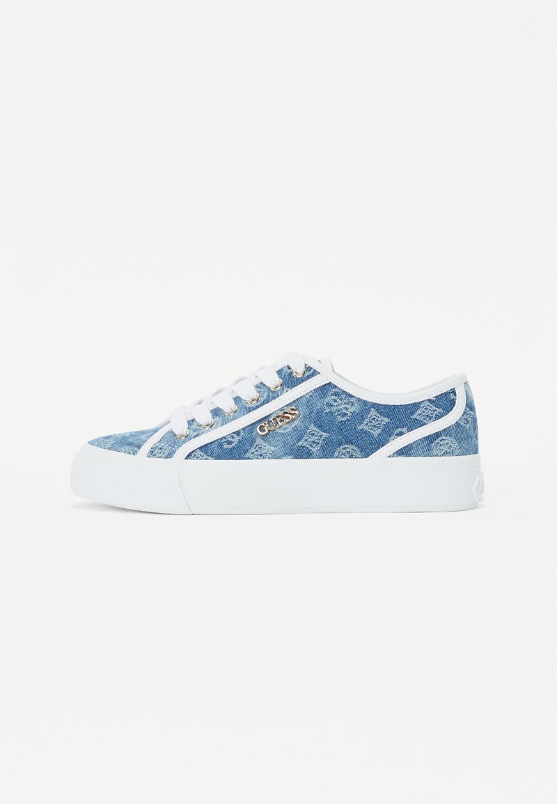 Zapatillas de denim con parte superior de patrón azul, cordones blancos y suela de goma. Presentan un detalle del logo en tono dorado en el lateral.