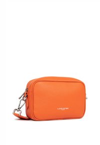 Borsa a tracolla in pelle arancione con forma rettangolare, chiusura con zip, accessori in argento e logo impresso sul davanti.