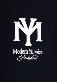 Bijeli stilizirani NY logo iznad teksta "Modern Yuppies Prohibited" na crnoj tkanini.