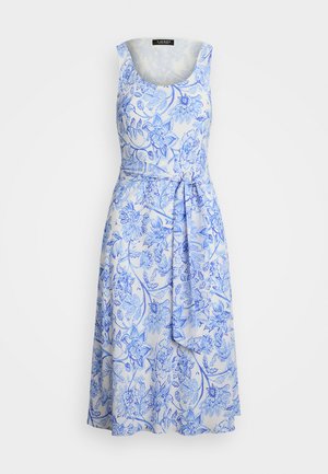 Robe à imprimé floral avec un schéma de couleurs bleu clair et blanc. Design sans manches, taille cintrée et ceinture nouée à l'avant.