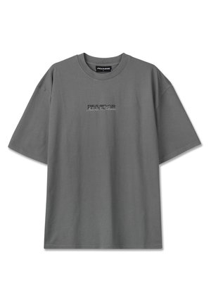 Pelēka īsroku T-krekls ar apaļu kaklu, centrā uz krūtīm ir melnbalts "PEGADOR" logotips un neliels teksts.