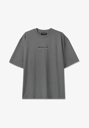 Siva muška majica kratkih rukava s okruglim izrezom, s crno-bijelim logotipom "PEGADOR" i malim tekstom u središtu prsa.