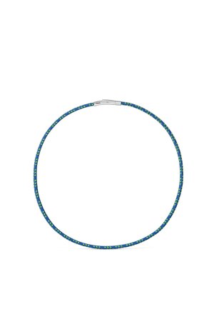 Collar de cuerda trenzada azul y verde con cierre de broche de plata mostrada sobre fondo blanco.