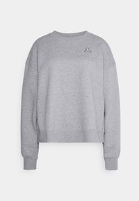 Šedá mikina, vyrobená z měkké bavlny. Má kulatý výstřih, spadlá ramena a malé černé logo na hrudi. Hladká textura.