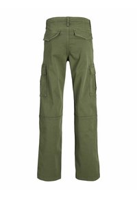 Pantalon cargo vert avec poches à rabat à l’arrière et poches cargo latérales, affiché de dos sur fond blanc.
