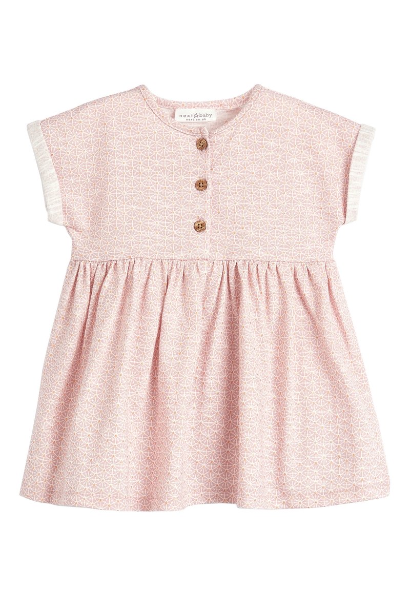 Rosa Kleid mit geometrischem Muster, kurzen Ärmeln und drei Holzknöpfen. Es hat eine geraffte Taille und eine strukturierte Veredlung an den Ärmeln.