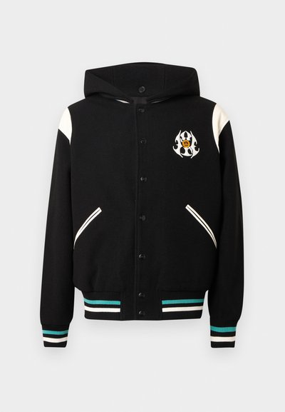 Schwarze Kapuzen-Collegejacke mit weißen Ärmeln, Knopfschluss, Seitentaschen und gestreiften Akzenten in Türkis und Weiß. Enthält ein bedrucktes Emblem.