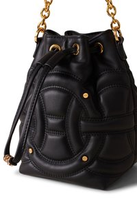 Schwarze Leder-Bucket-Tasche mit gestepptem Design, goldfarbenen Beschlägen, verstellbarem Kettenriemen und Details mit Zugverschluss.