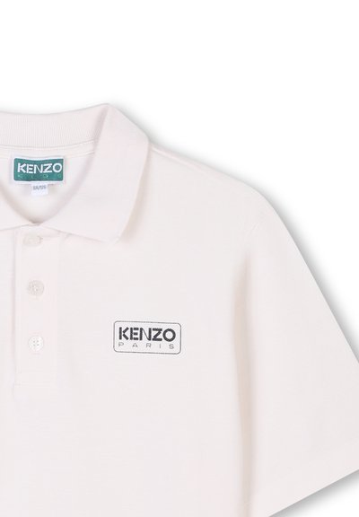 Chemise polo blanche en tissu texturé, avec trois boutons et un logo KENZO PARIS en bleu marine sur la zone gauche de la poitrine. Design décontracté.