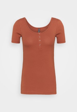 Top de manga corta con relieve en color naranja quemado, con escote redondeado y tres botones en la parte delantera. Hecho de una tela elástica.
