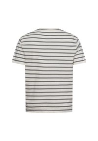 Witte t-shirt met korte mouwen en gelijkmatig verdeelde dunne zwarte horizontale strepen, weergegeven van de achterkant op een witte achtergrond.