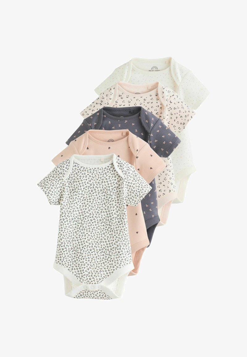 Öt rövid ujjú bababugyi fehér, rózsaszín, sötétkék és bézs színekben, kis állat- és szívmintákkal, egymásra rendezve, legyező alakban.