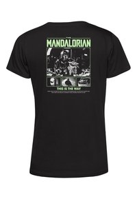 Svart bomull t-shirt med grafisk design med "The Mandalorian" i grönt. Visar scener från serien med texten "DET HÄR ÄR VÄGEN."