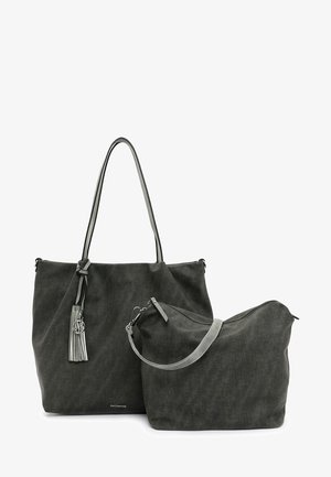Sac fourre-tout gris avec une finition texturée, longues poignées et un pompon décoratif ; comprend un plus petit sac assorti avec une bandoulière et une fermeture éclair.