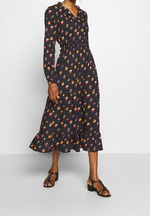 Zwart midi-jurk met bloemenpatroon, een gerimpelde zoom, lange mouwen en een accentueerde taille, gemaakt van lichtgewicht stof.