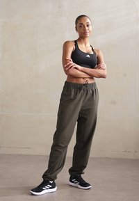 adidas Performance POWER LOOSE FIT - Treniņtērpa apakšdaļas - shadow olive