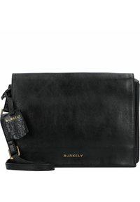 Borsa a tracolla in pelle nera con una texture liscia, logo dorato e tracolla regolabile. Include un piccolo tag in rilievo e un design elegante.