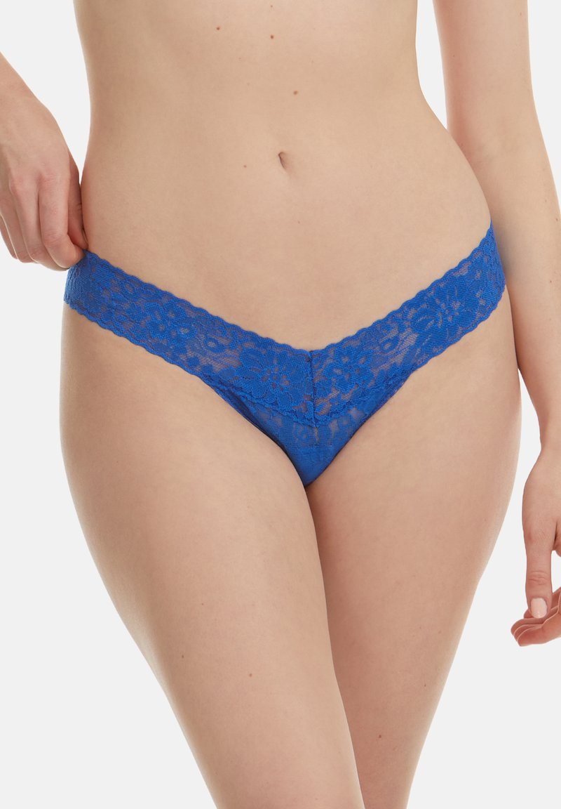Kantstring in levendig blauw, met een bloemenpatroon, brede kant tailleband en een gladde afwerking. Ontworpen voor comfort en stijl.