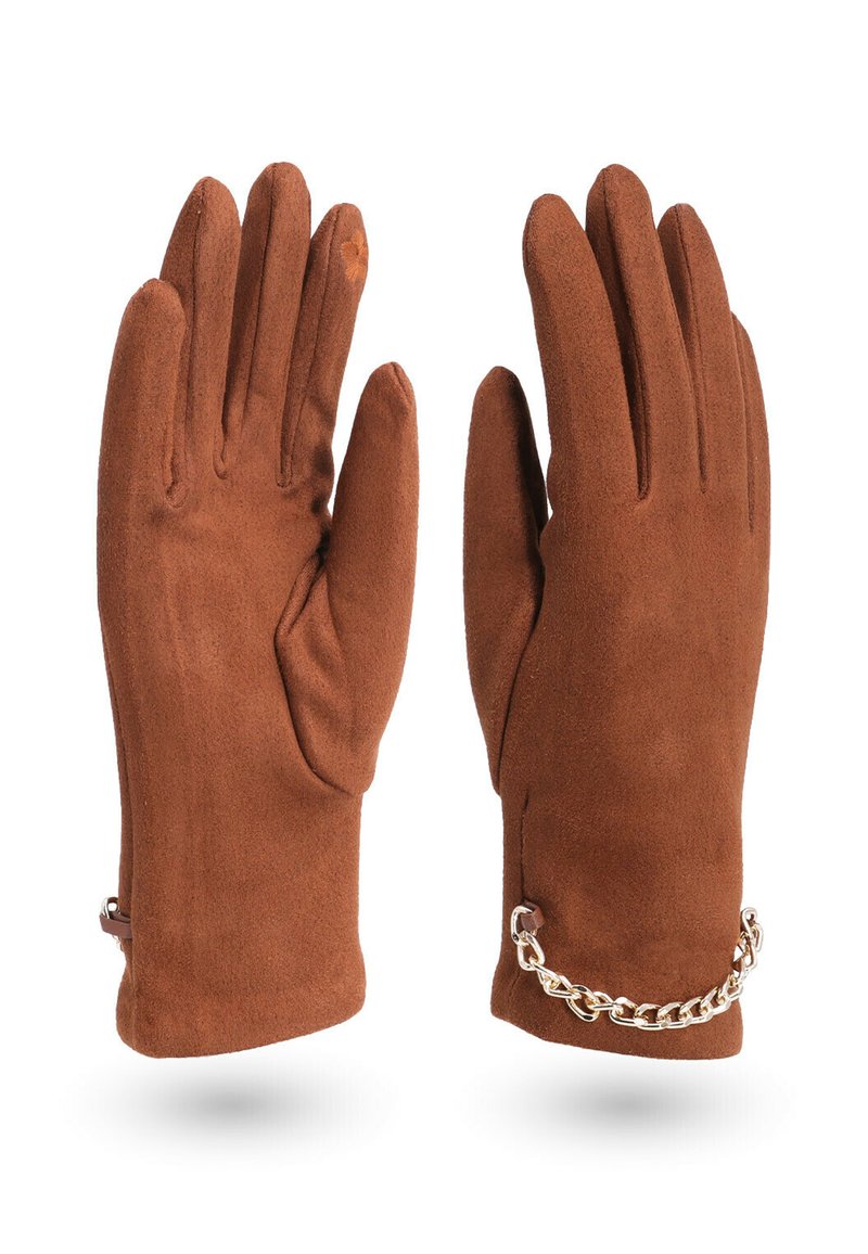 Guanti in suede marrone con una texture liscia, caratterizzati da un accento con catena dorata al polso. Design a cinque dita, forma sagomata.