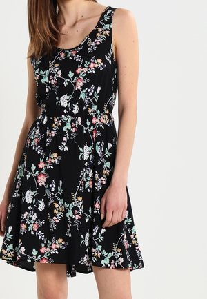 Robe noire à fleurs avec un décolleté en forme de scoop, sans manches, taille élastique, motif floral multicolore et jupe évasée.