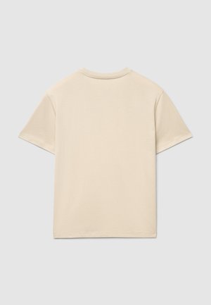 Maglietta beige in tessuto morbido, con maniche corte, scollo rotondo e schiena liscia senza motivi o decorazioni.