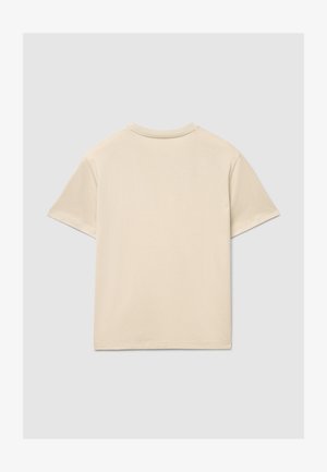 Maglietta beige in tessuto morbido, con maniche corte, scollo rotondo e schiena liscia senza motivi o decorazioni.