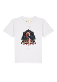 Witte T-shirt met een digitale illustratie van een vos, omringd door bloem- en bladaccenten, met ingewikkelde details boven het ontwerp.