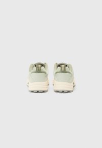 Pantofi sport de culoare verde deschis, cu panouri din plasă, talpă amortizată și accente contrastante de crem. Dispun de mâner pentru tragere și detalii texturate.
