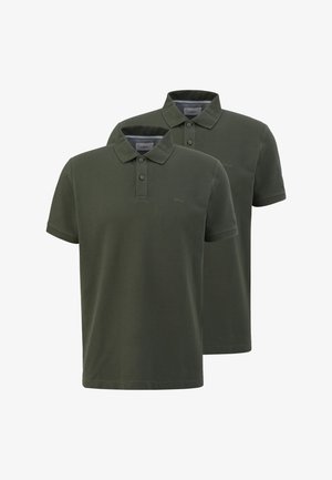 To mørkegrønne korte ærmer polo shirts med kraver og tre-knaps lukning, vist mod en hvid baggrund.