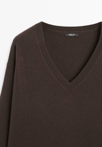 Pull en maille marron foncé à col en V avec col côtelé et manches longues, étiqueté Massimo Dutti, fabriqué en Chine.