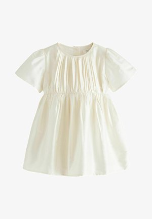 Kreemikas kleit lühikeste puffvarrukatega, kogunenud rinnaosa ja laienev seelik. Valmistatud siledast kangast, millel on peen sära.