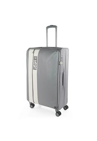 Maleta rígida gris con una franja blanca y un logo, que cuenta con un mango retráctil y cuatro ruedas giratorias para una fácil maniobrabilidad.