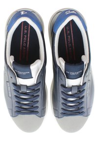 Herren Sneaker in Marineblau mit Obermaterial aus Leder, hellgrau gummierter Sohle, weißen Akzenten und blauen Details auf der Zunge und dem Label.