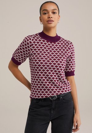 Short-sleeve sweater in maroon with a diamond pattern, featuring a ribbed collar and cuffs. Soft knit fabric with contrasting white details.