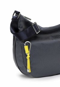 Borsa a spalla blu navy con materiale testurizzato, zip argentata e dettaglio giallo sul moschettone. Cinghia regolabile per personalizzazione.