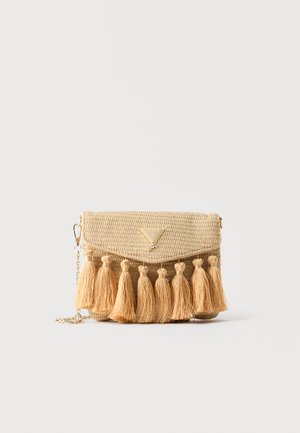Clutch beige intrecciata con tracolla a catena dorata, decorata con otto grandi nappine lungo il bordo inferiore e una piastra triangolare con logo dorato.