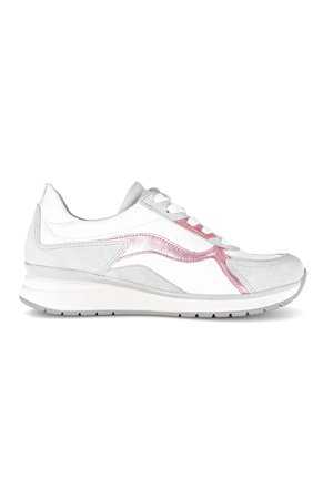 Weißer und grauer Sneaker mit rosa metallischem Seitenstreifen, weißen Schnürsenkeln und dicker weißer Sohle, seitlich auf weißem Hintergrund abgebildet.