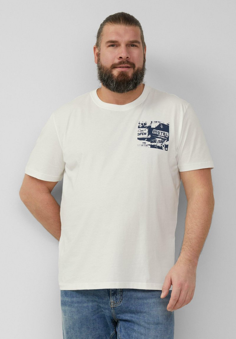 Cotton t-shirt in off-white color featuring a graphic of a motel sign on the left chest area. Short sleeves and a round neckline.