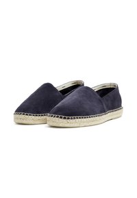 Espadrillas in suede blu navy con punta arrotondata e suola in juta, con cuciture a contrasto lungo il bordo.