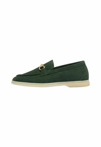 Groene suède loafers met een gouden accent, puntige neus en lage beige zool, voorzien van een gestikt ontwerp langs de rand en een gladde textuur.