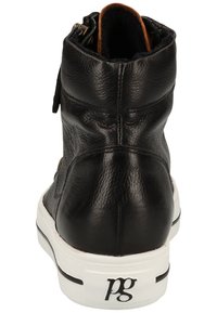 Schwarze Leder-Stiefelette mit strukturiertem Finish, Reißverschluss an der Seite, weiße Gummisohle und dezentes Logo an der Ferse.