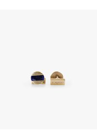 Gemelos de oro circulares con rayas indentadas y una piedra azul en el centro. El nombre de la marca "SCALPERS" está grabado en un gemelo.