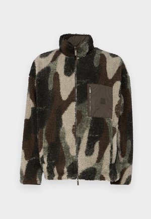 Giacca in pile mimetica marrone e verde con collo alto, zip frontale e tasca sul petto con zip, dotata di una superficie testurizzata e soffice.