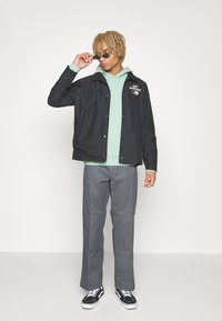 New Balance ESSENTIALS COACHES JACKET - Tuulitakki - black