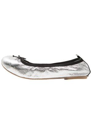 Sølvmetallic ballerina med sort elastisk trim, rund tå og lille sløjfedetalje. Glat tekstur med en subtil glans og flad såldesign.