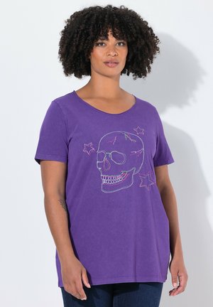 Paarse t-shirt met korte mouwen, versierd met een borduursel van een schedel en ster in levendige kleuren. Zachte stof met een relaxte pasvorm en een ronde hals.