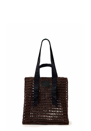 Brązowa pleciona torba typu tote z szerokimi czarnymi uchwytami z tkaniny, na których znajduje się wytłoczona nazwa marki, otwarty wzór plecionki oraz prostokątny kształt.