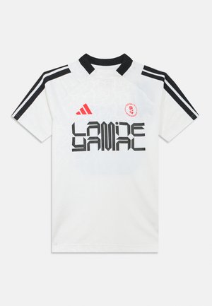 Camiseta deportiva blanca con detalles en negro, que presenta el texto "LAMINE YAMAL" en negrita negra, logo de Adidas y un sutil patrón floral.