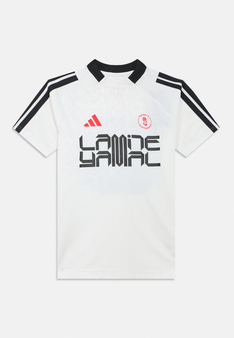 Bijela sportska majica s crnim detaljima, s tekstom "LAMINE YAMAL" debelim crnim fontom, Adidasovim logotipom i suptilnim cvjetnim uzorkom.