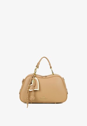 Borsa a mano in pelle color tabacco con manici corti, ferrature dorate, nappina decorativa annodata e ciondolo a forma di cuore, con marchio "Braccialini" sul davanti.